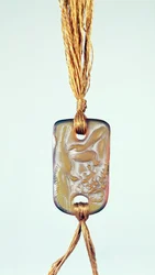 Pingente com acabamento acetinado e relevo levemente polido por Lalique, c.1902